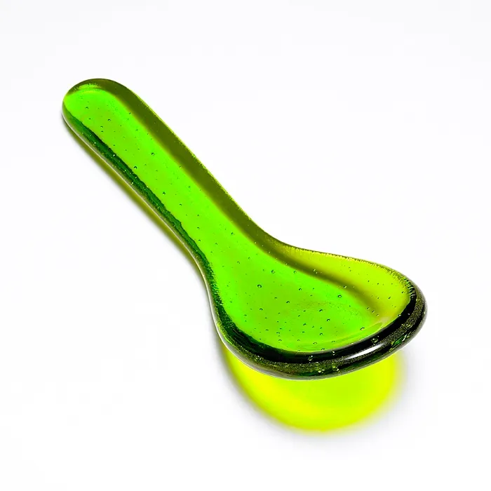 Löffel aus farbigem Glas für das Amuse-Gueule