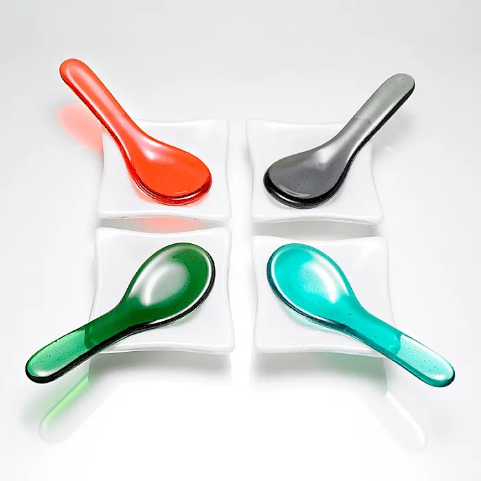 Löffel aus farbigem Glas für das Amuse-Gueule