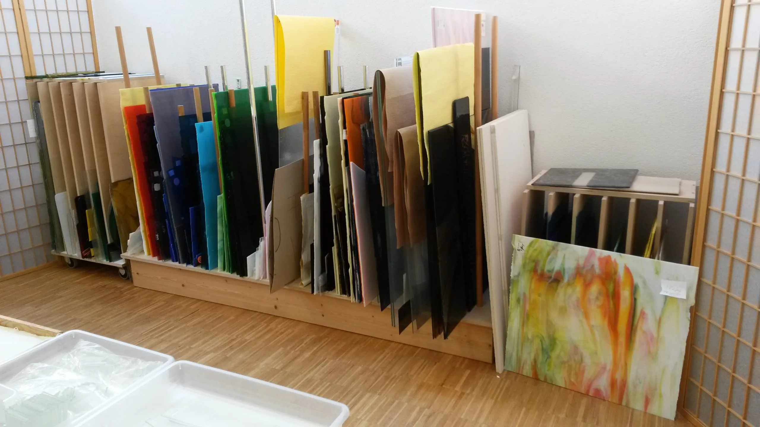 Regal mit farbigen Glasplatten im Atelier