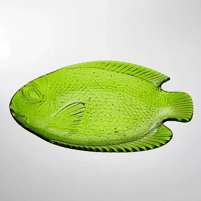 Teller aus Glas in Fischform mit Schuppenrelief