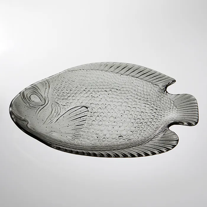 Teller aus Glas in Fischform mit Schuppenrelief