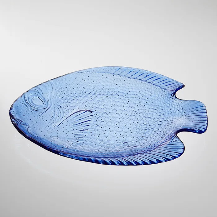 Teller aus Glas in Fischform mit Schuppenrelief