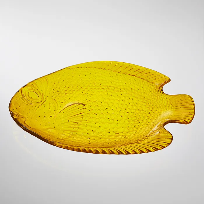 Teller aus Glas in Fischform mit Schuppenrelief