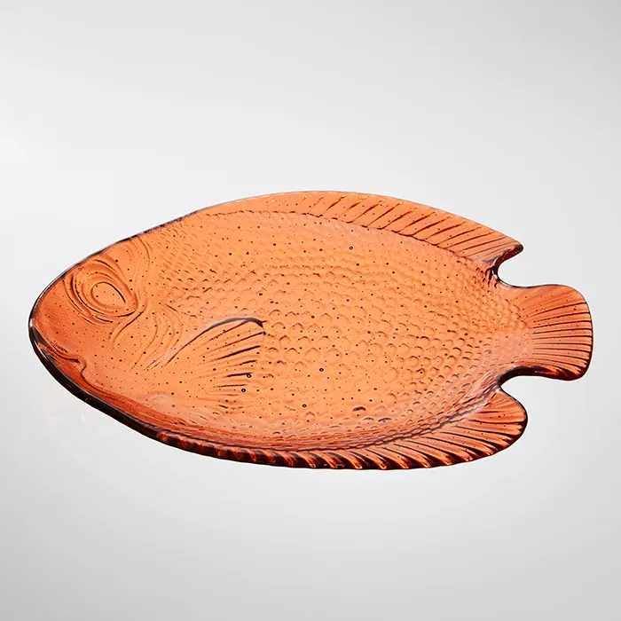 Teller aus Glas in Fischform mit Schuppenrelief