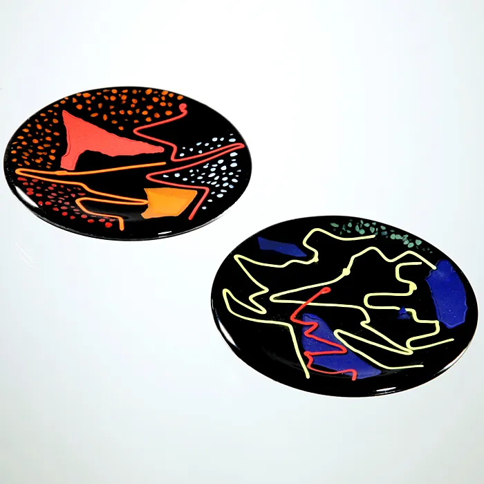 Runder Glasteller mit farbigen Linien und Flächen